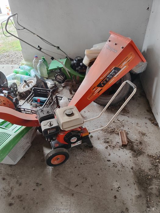 De vânzare motocultorcu motor Honda și  Tocător de crengi Ruris  ambele in stare bună de functionaren