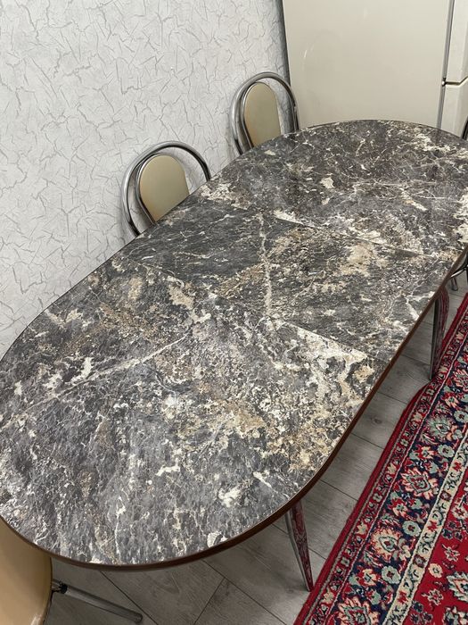 Кухонный стол и стулья