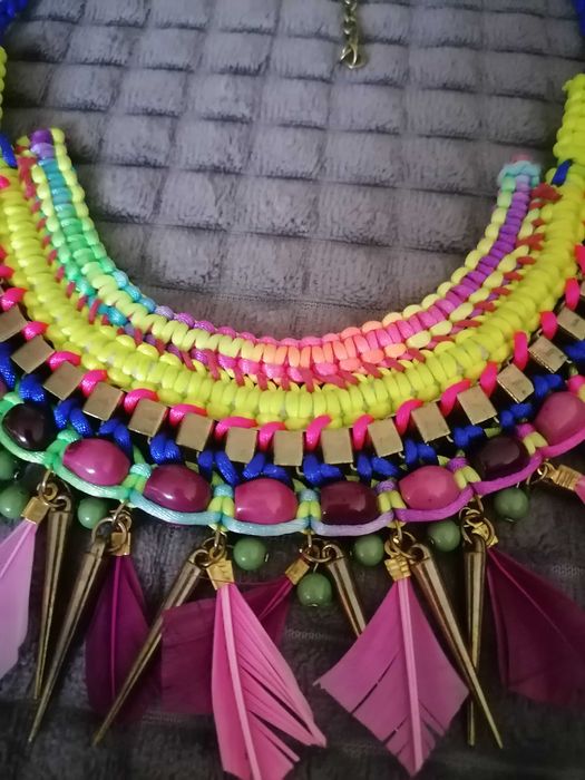 Цветно колие на Bershka