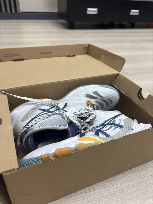 Продам кросовки asics