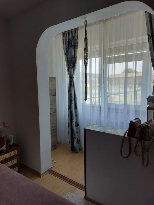 Apartament 3 camere semidecomandat