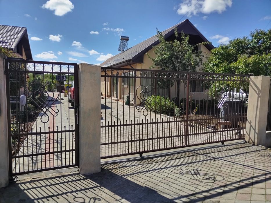 Executam porti , garduri, balustrade si scari metalice