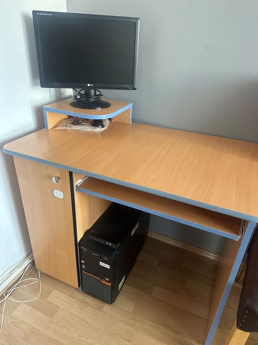 Vând masă de birou cu tot ce se vede