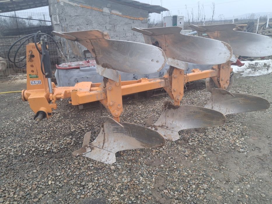 Vand plug marca  Huard TR 65 cu două furtune la reversare