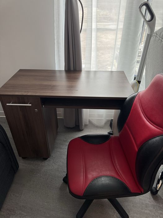 Vand birou din lemn, ca nou, cu scaun din piele, perfecta stare