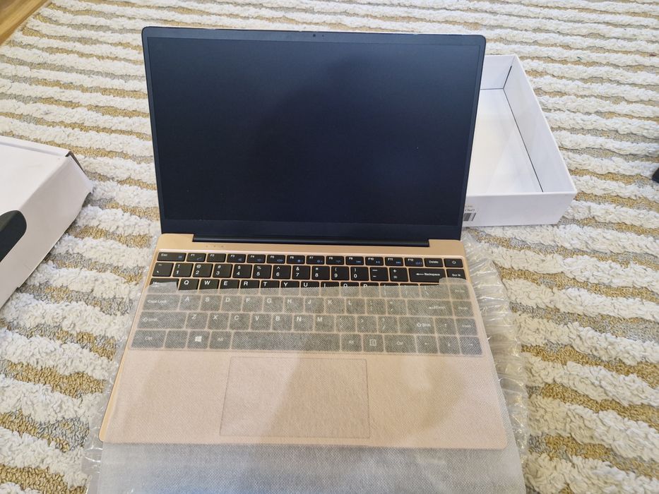 Laptop nou,în cutie