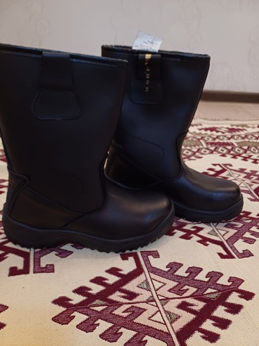 Продам проиводсвенные натуральные кожанный сапоги