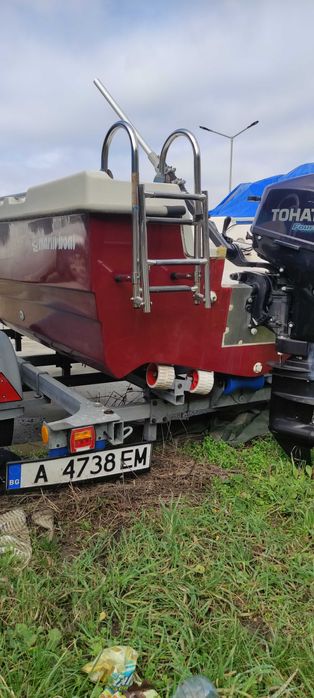 Продавам лодка 4.5 м. Широка 165 м. Колесар регистриран, двигател