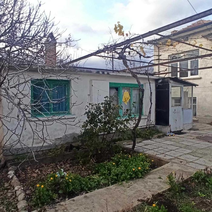 Къща в с.Енина на 2 ет. с двор 520 кв.м.