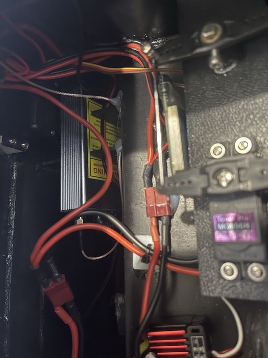 Лодка за захранка със сонар Lucky