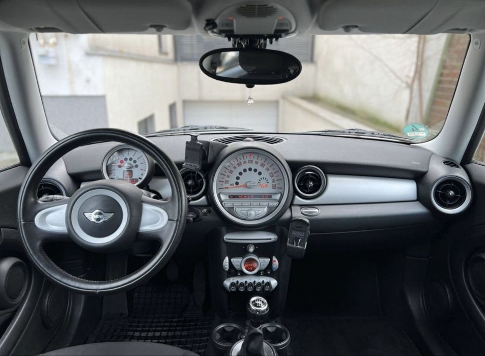Mini Cooper 1.6 benzină – an 2010 – 175.000 km