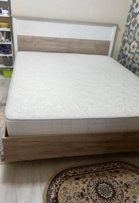 Кровать с матрасом