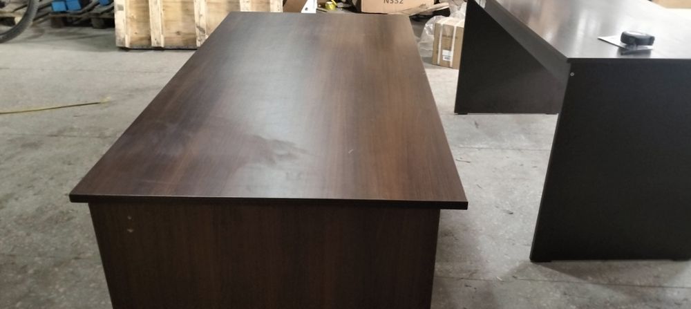 Продаю хорошие офисные столы