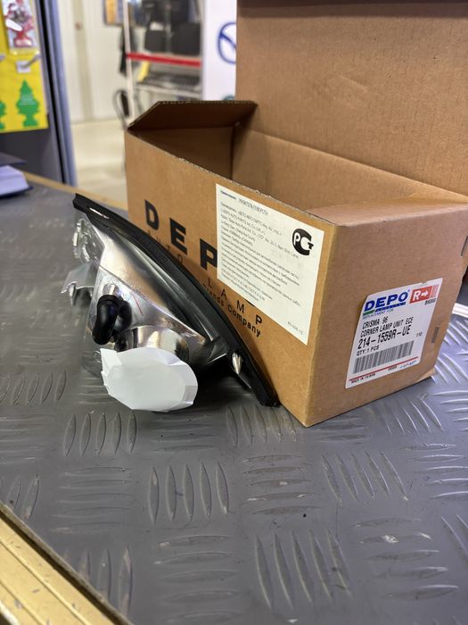 Поворотник митсубиси  каризма правый