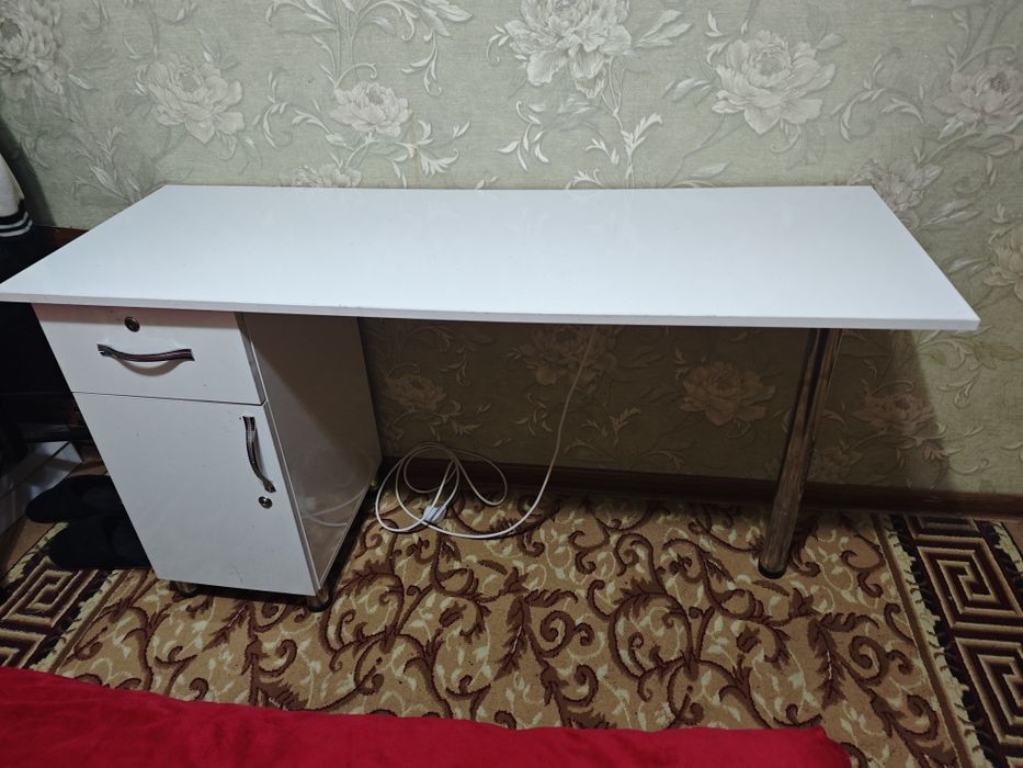 Маникюрный стол б/у
