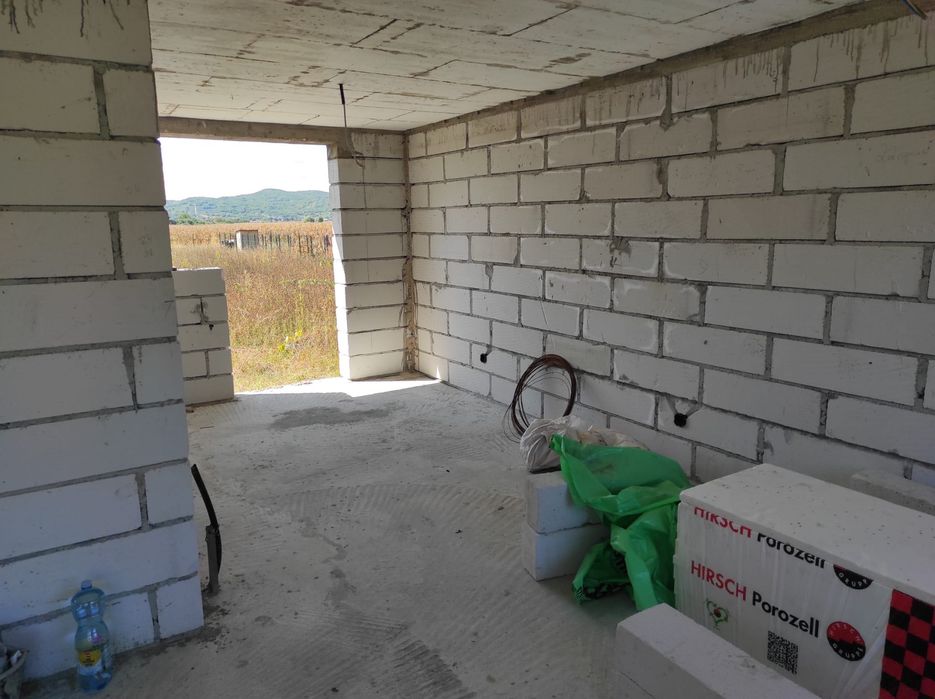Vand casa nou construita,