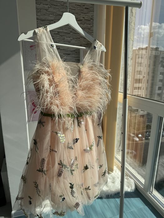 Бална официална рокля с бродерии и естествени пера Junona