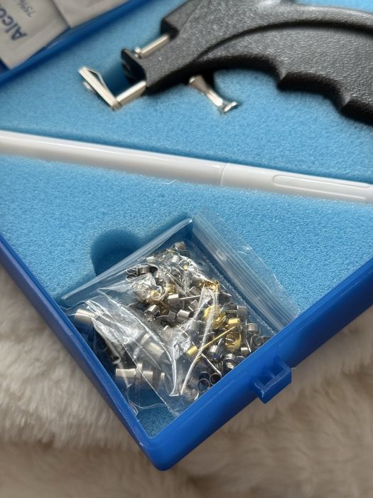 Pistol de dat gauri in urechi si nas,Include 36 de cercei cu diamante