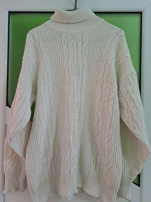 Пуловер с дълъг ръкав.