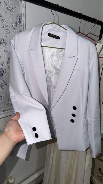 Әртүрлі түсте пиджактар бар