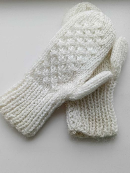 Продаются женские варежки