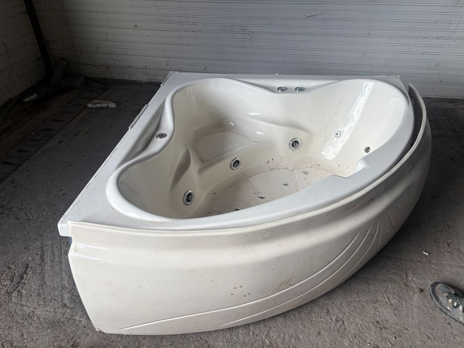 Cadă pentru colț cu funcție jacuzzi