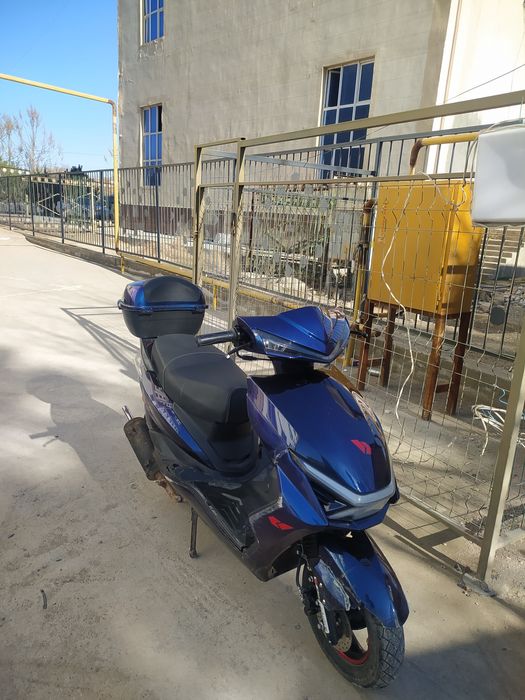 BENZINLI SKUTER oladigon aloqa chiqorasila
TEZLIGI 70/80
BENZIN 4 TA P