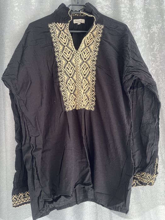 Bluza neagra cu motive traditionale