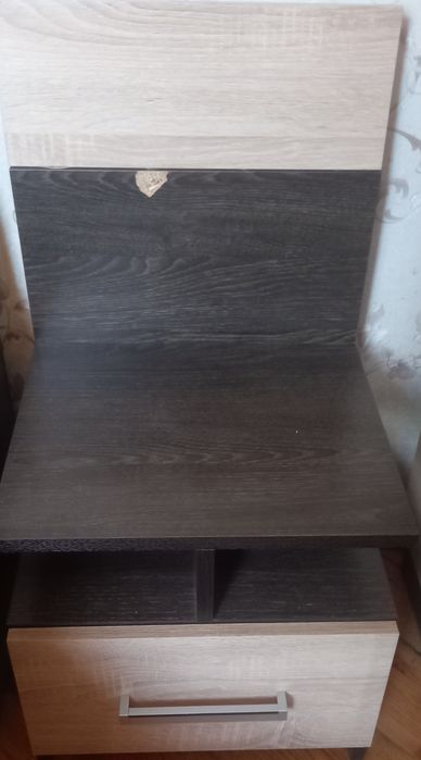 Прикроватная тумбочка из дерева