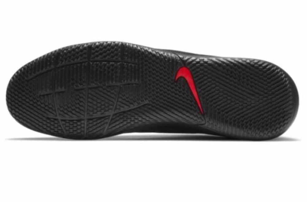 Продавам футболни обувки Nike Tiempo Legend 8 Club IC