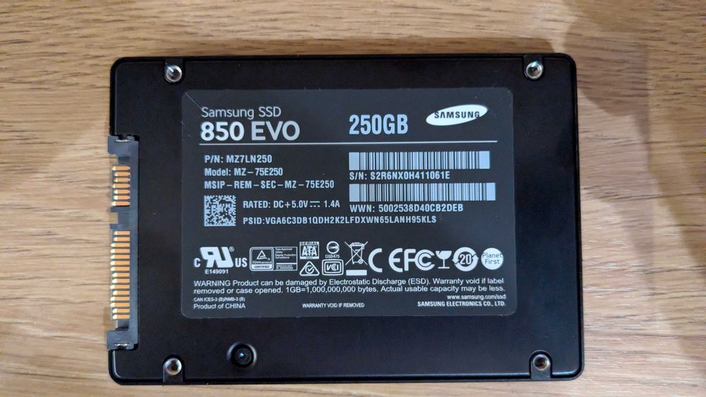 Samsung 850 EVO 250GB SSD SATA III 2.5" + Mounting Bracket