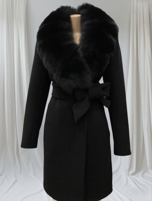 Бутиково  Палто от Кашмир и Вълна с Богата Яка от Лисица, Ново