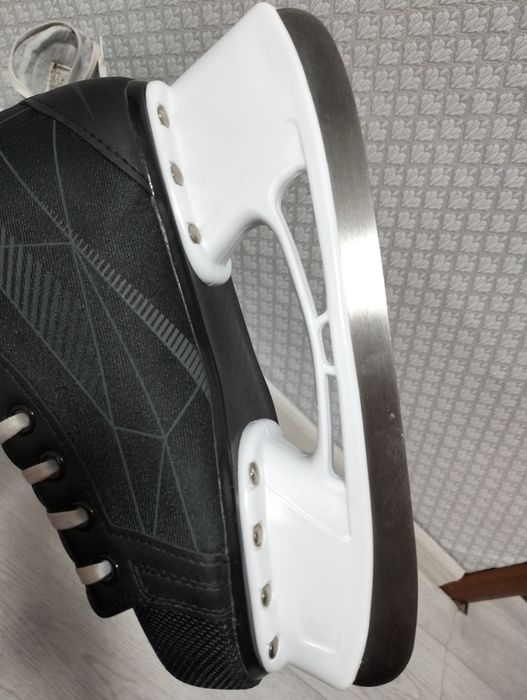 Коньки сатылады.