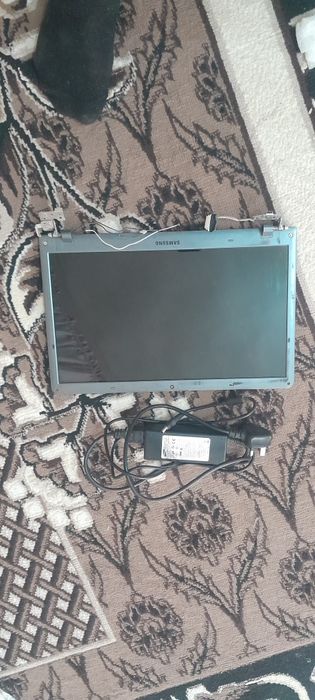 Samsung noutbuk ekran va zaryatchil