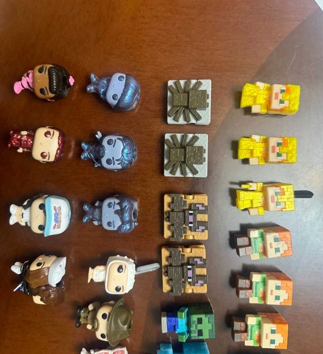Продаются оригинальные фигурки Kinder Joy из серий ОСД и Minecraft.