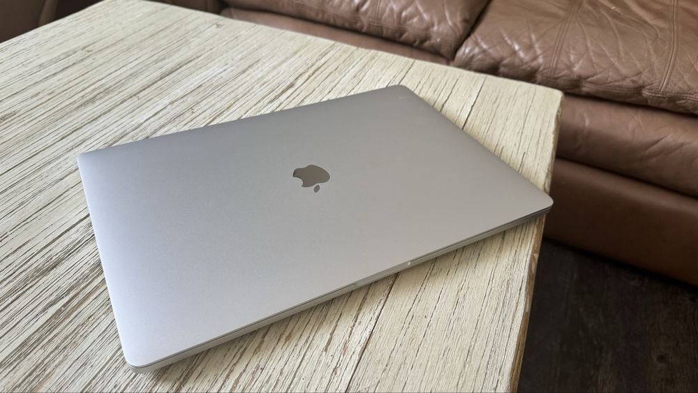 Продавам MacBook Pro 16” – Core i9, 16GB RAM, AMD 5500M