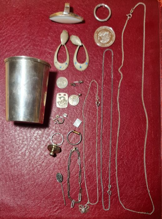 Diferite obiecte din argint 134 grame.