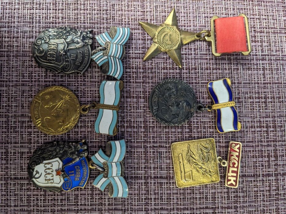 Продадим значки времён СССР