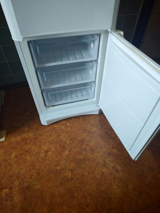 Холодильник indesit