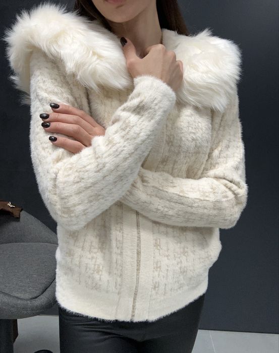 Къса Кашмирена жилетка с пухена яка