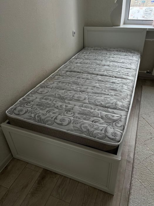 Продам кровать с матрасом