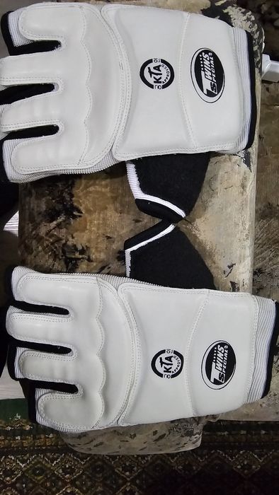 Перчатки для теквандо, тхеквандо  для возраста  14+ состояние отличное