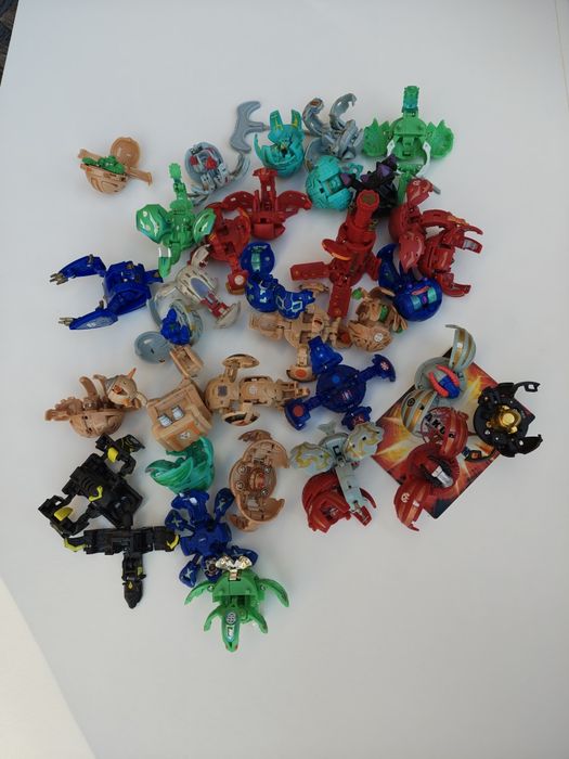 Rezervat - Lot 35 bakugani + carti bakugan