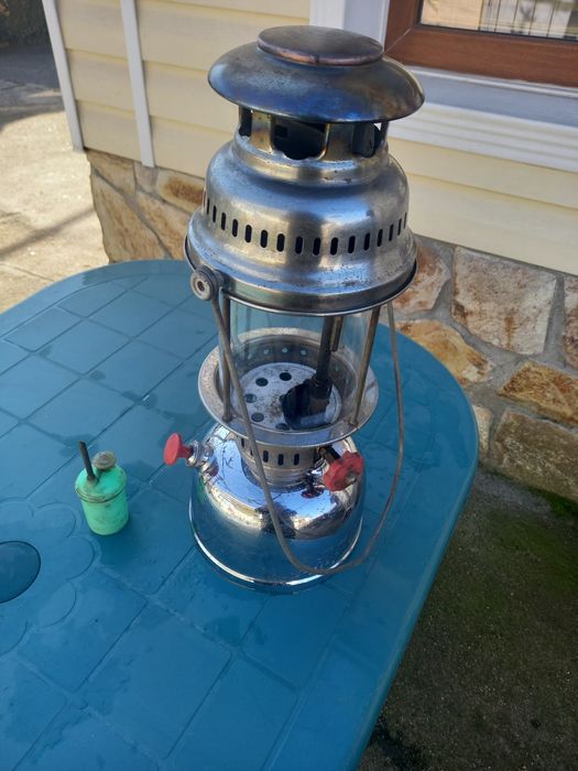 Петромаксова лампа.има и чорапче.