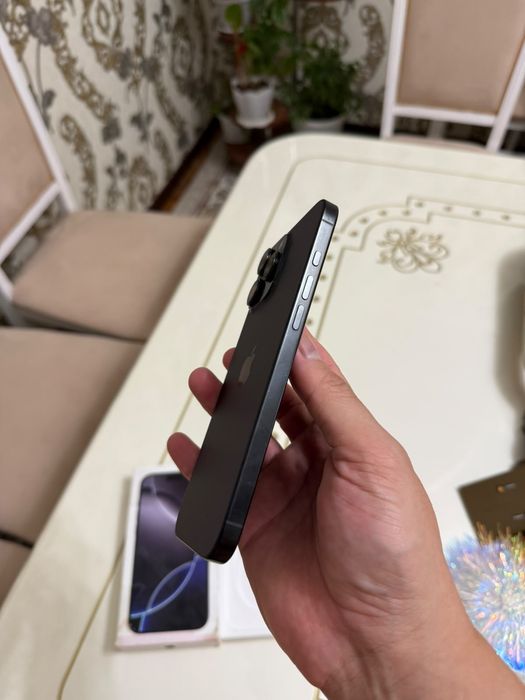 Срочно продам iPhone 16 pro max на 256 гб версия Е-sim (АКБ - 89%)