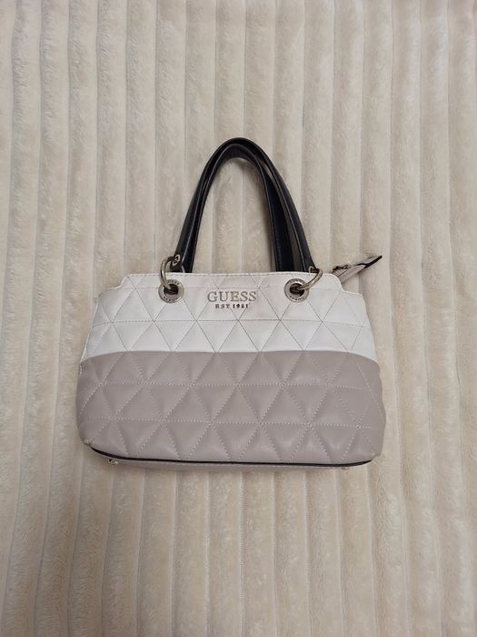 Добре запазена чанта на Guess