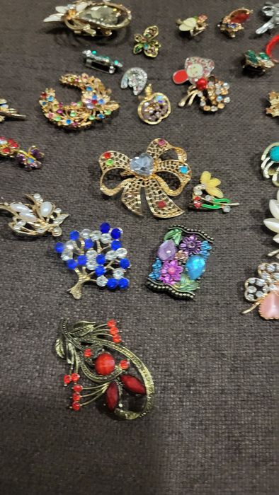 Vând set de 29 brose/mărțișoare