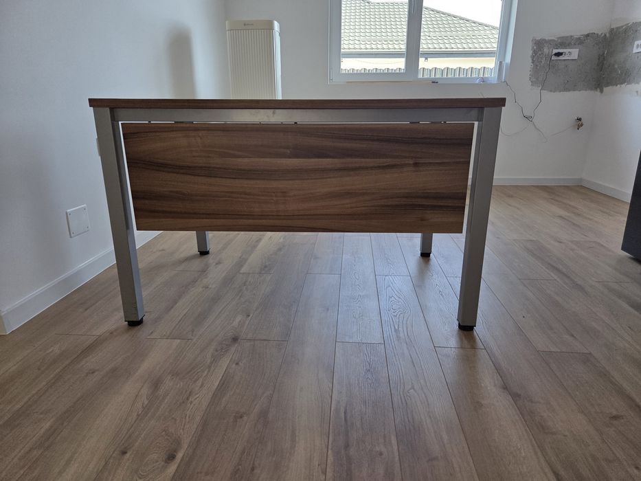 Birou 120x80 cm cu panou frontal, culoare nuc – solid, mici zgarietur