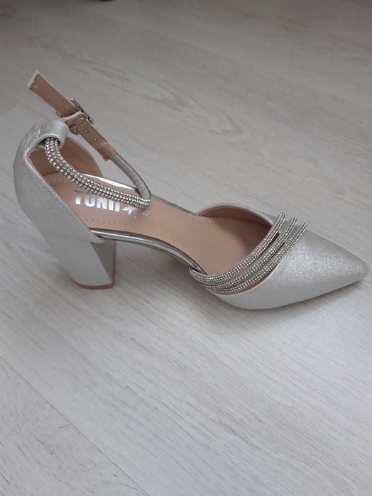 Vand pantofi  eleganti
