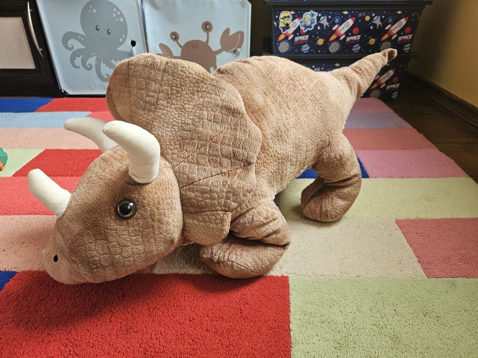 Голям плюшен динозавър